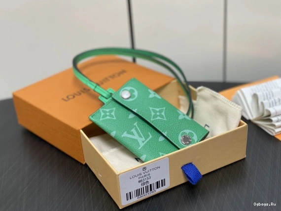 VUITTON LOUIS Card Holder Necklace-7.6*10*0.5CM 0408